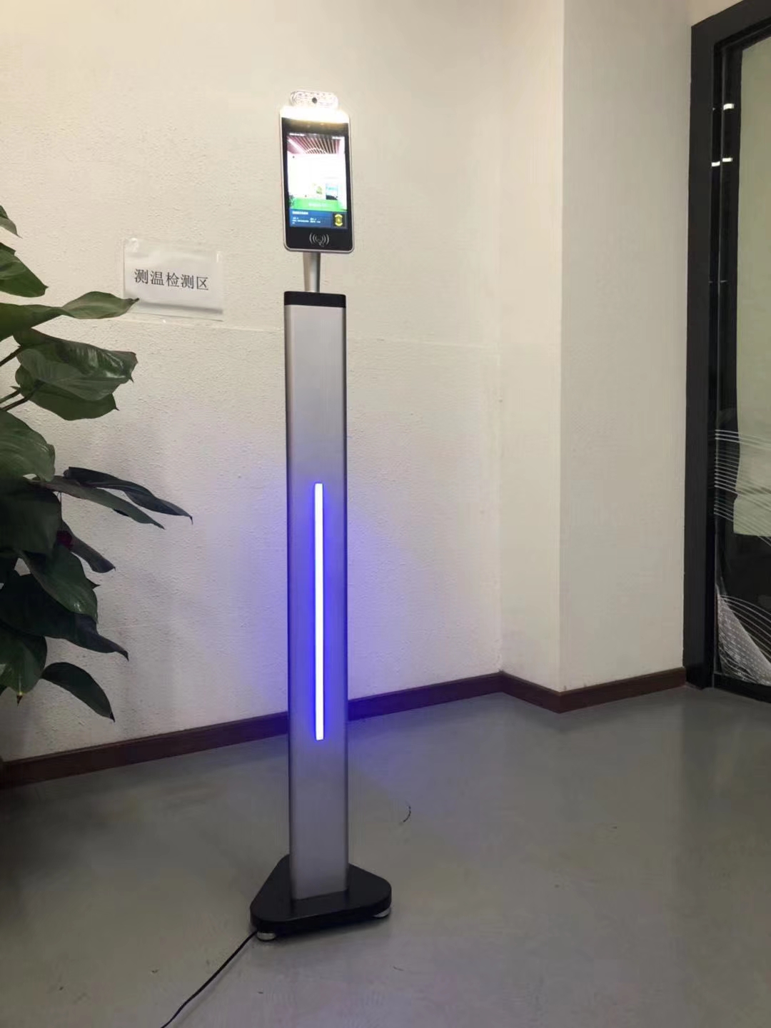 立式測溫人臉識(shí)別通行設(shè)備